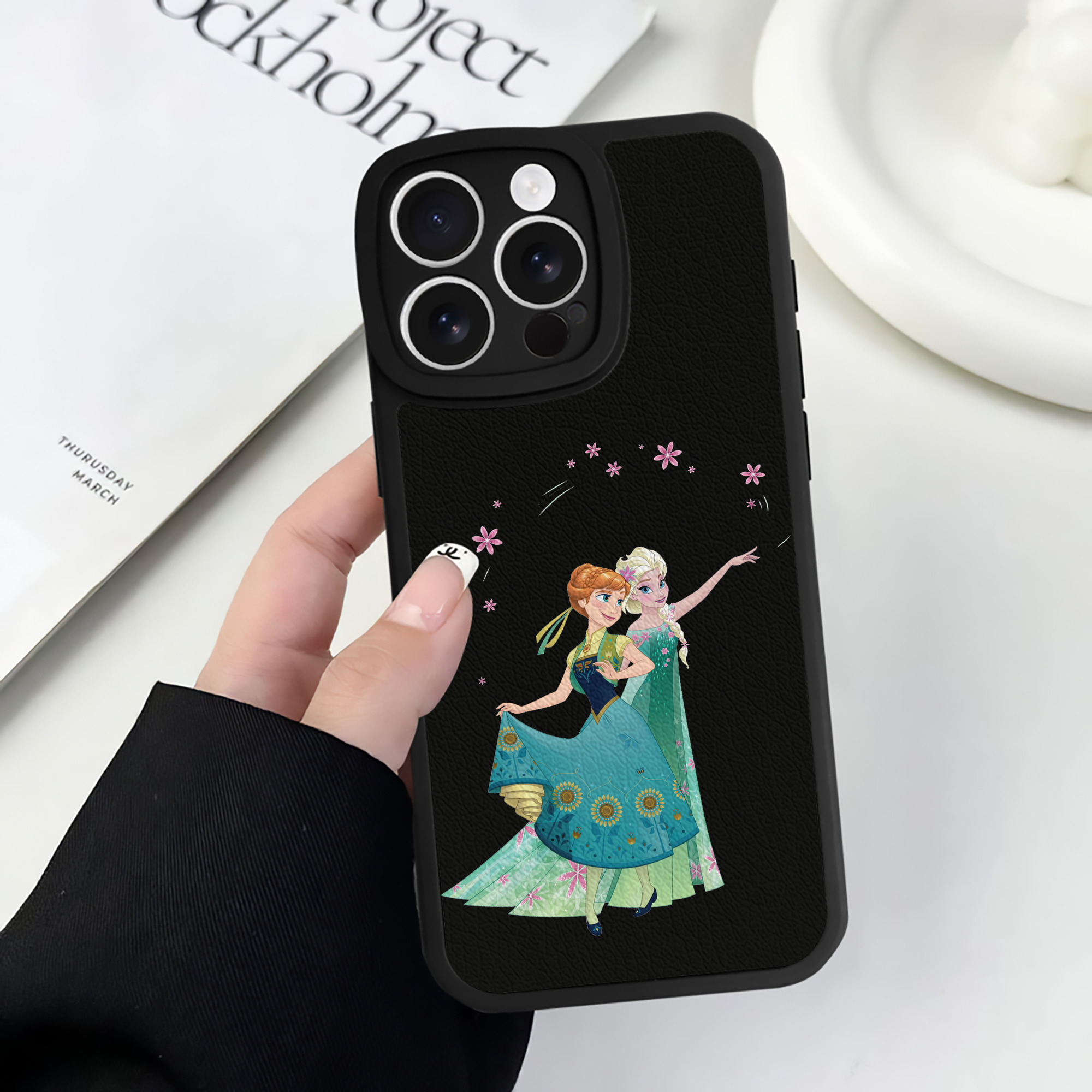 （画像用） アナと雪の女王 アンナ エルサ Frozen Anna Elsa 【iPhone 16シリーズ対応】シリコンスマホケース（レザー調） 材質：シリコン